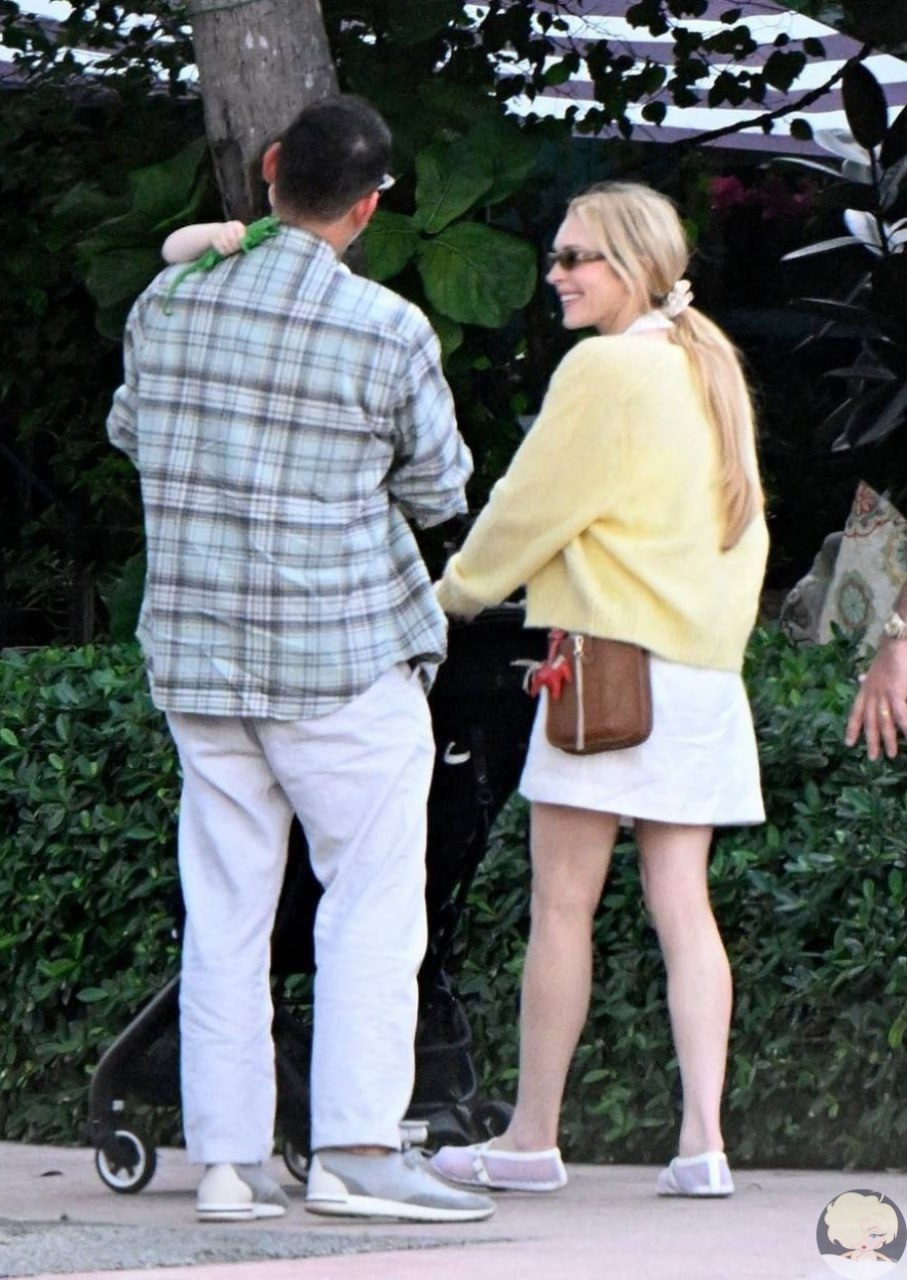  Линдси Лохан вместе с мужем Бадером Шаммасом и  сыном Луаем на прогулке в Майами