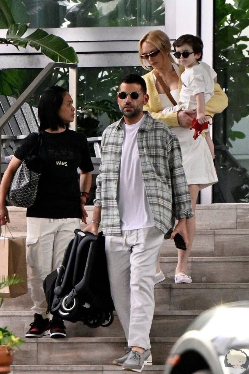  Линдси Лохан вместе с мужем Бадером Шаммасом и  сыном Луаем на прогулке в Майами