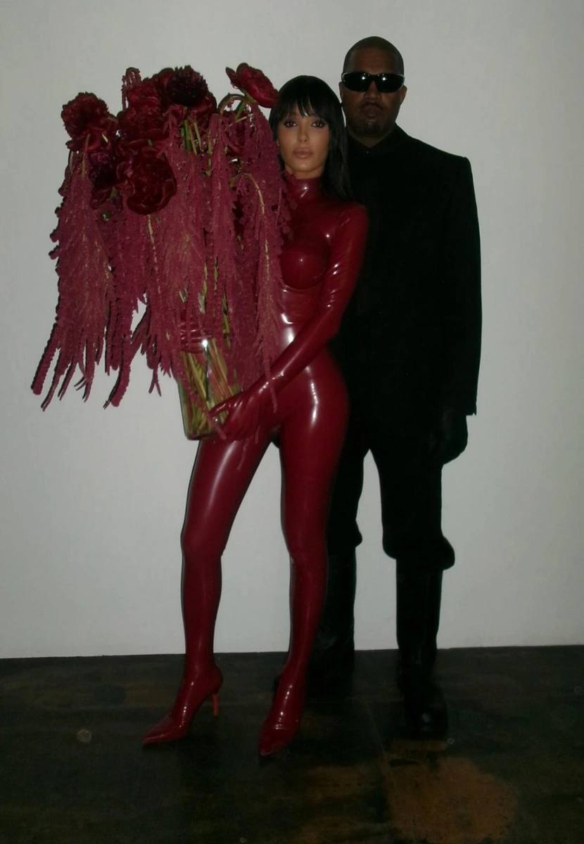 Бьянка Цензори в латексном костюме устроила перформанс в Сеуле