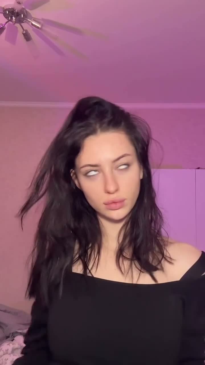 Девушка, которая внешне похожа на Ирину Шейк опубликовала видео под популярный звук с голосом модели