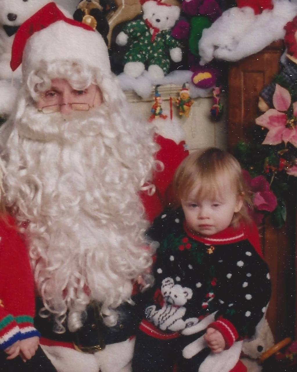 Cабрина Карпентер поделилась архивным фото с Сантой