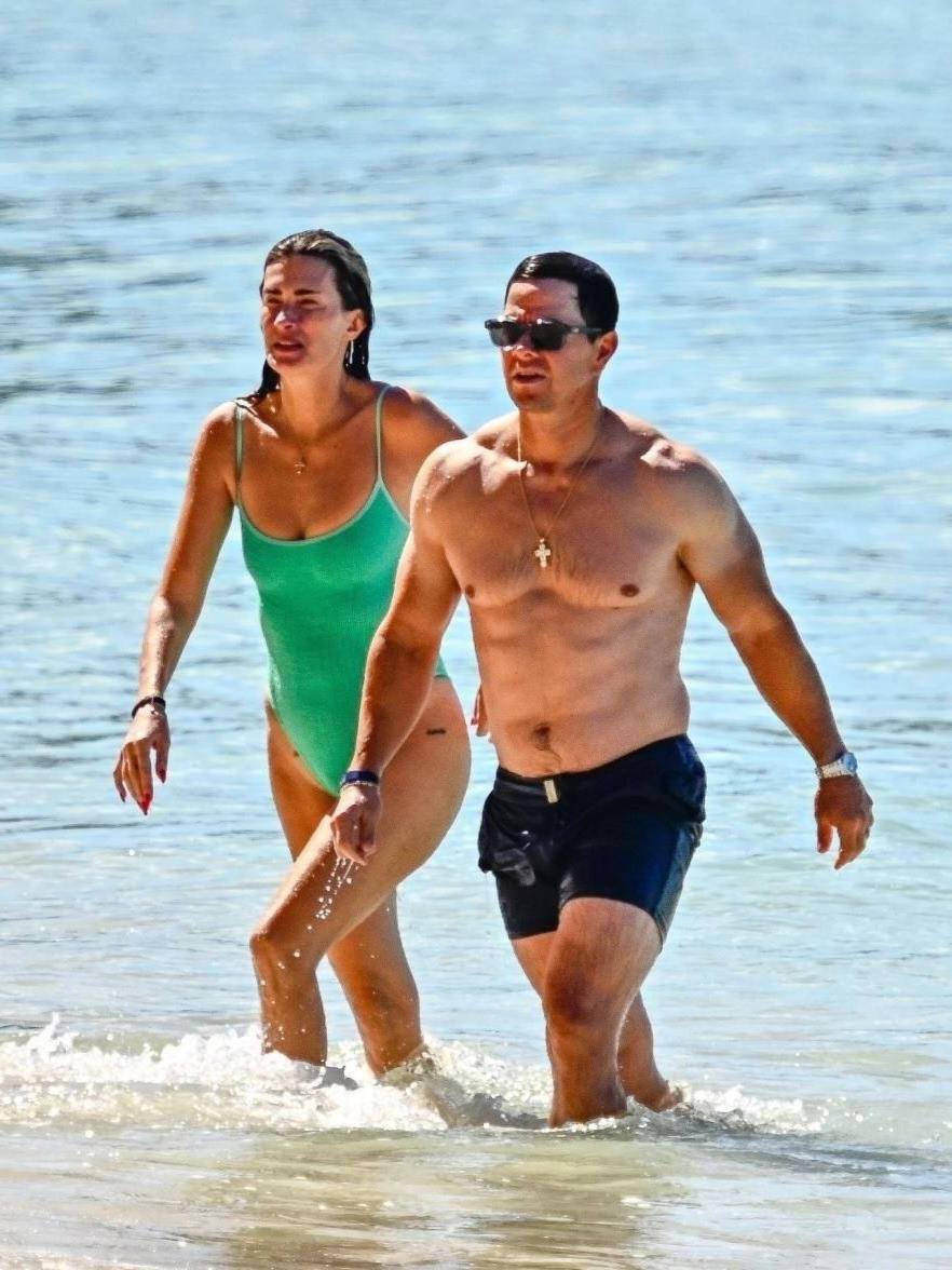 Марк Уолберг и его супруга Риа Дарем рождественские каникулы решили провести с компанией друзей в солнечном Бриджтауне на Барбадосе