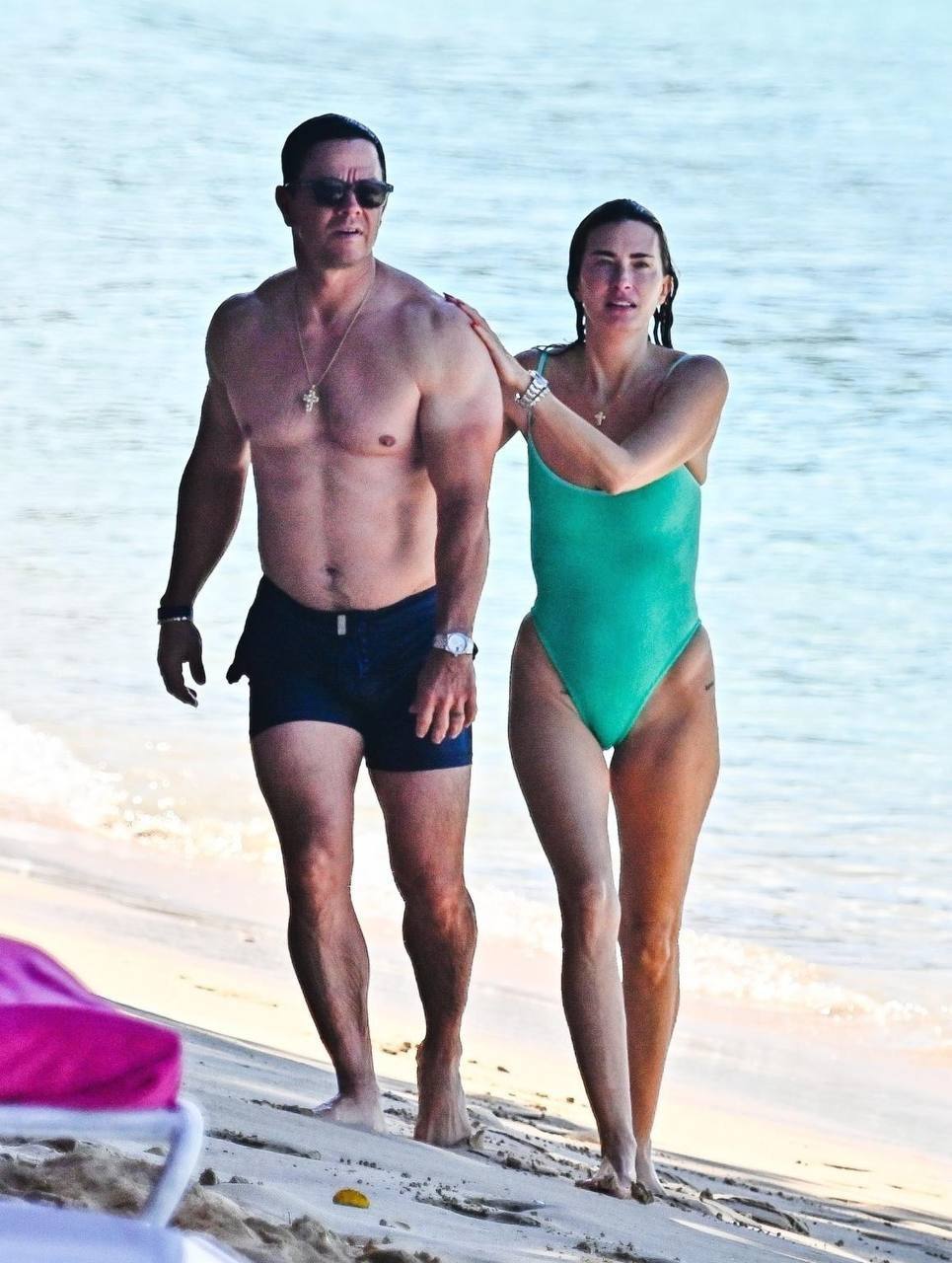 Марк Уолберг и его супруга Риа Дарем рождественские каникулы решили провести с компанией друзей в солнечном Бриджтауне на Барбадосе