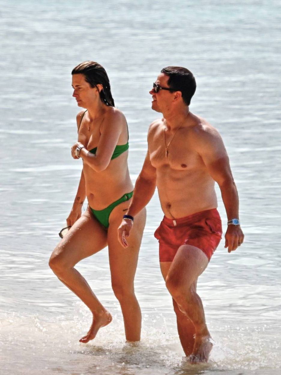 Марк Уолберг и его супруга Риа Дарем рождественские каникулы решили провести с компанией друзей в солнечном Бриджтауне на Барбадосе