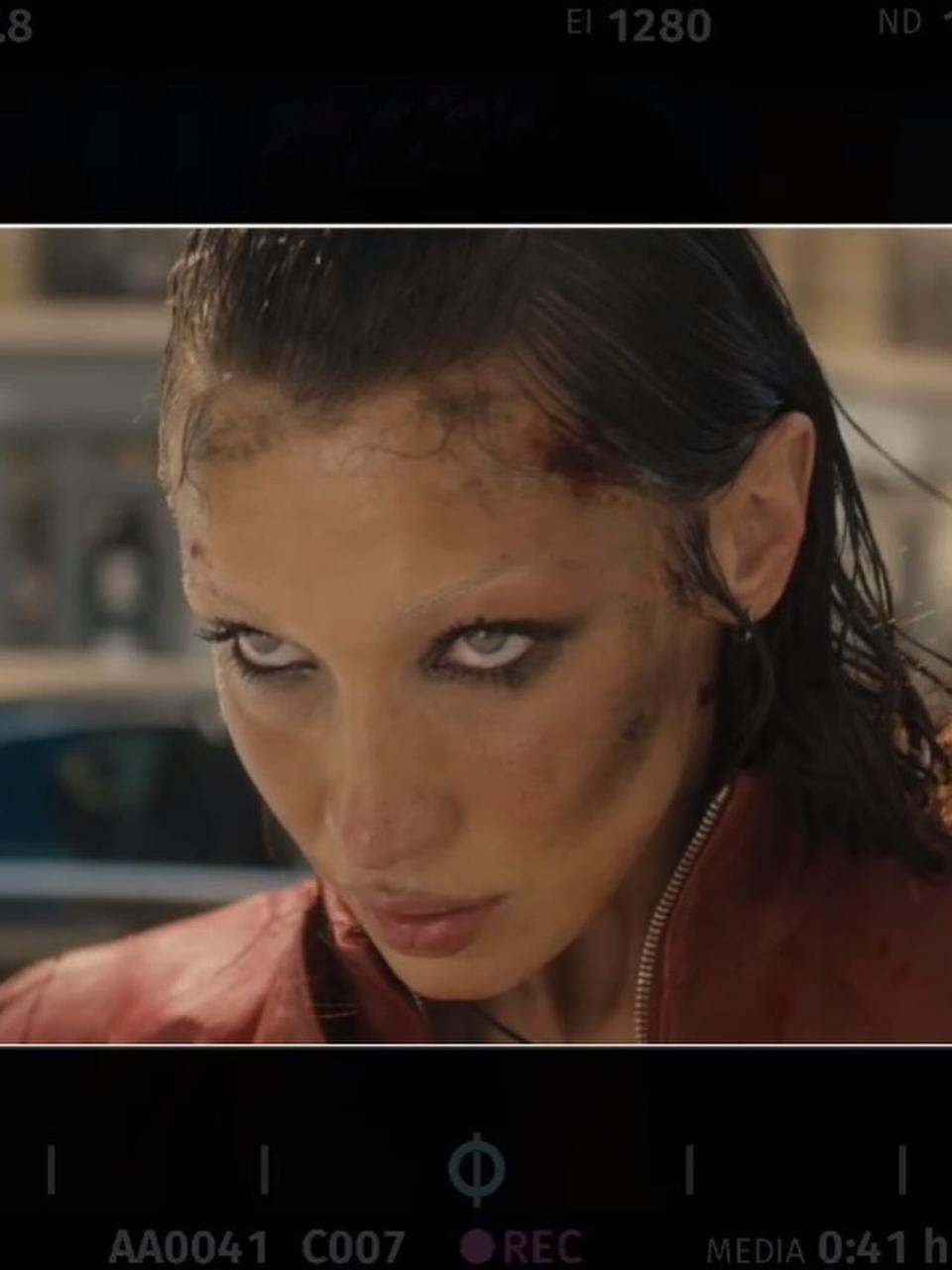 Белла Хадид показала кадры со съемок своего кинодебюта — модель приняла участие в сериале Райана Мерфи «Красота»