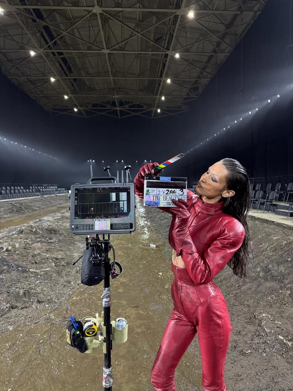 Белла Хадид показала кадры со съемок своего кинодебюта — модель приняла участие в сериале Райана Мерфи «Красота»