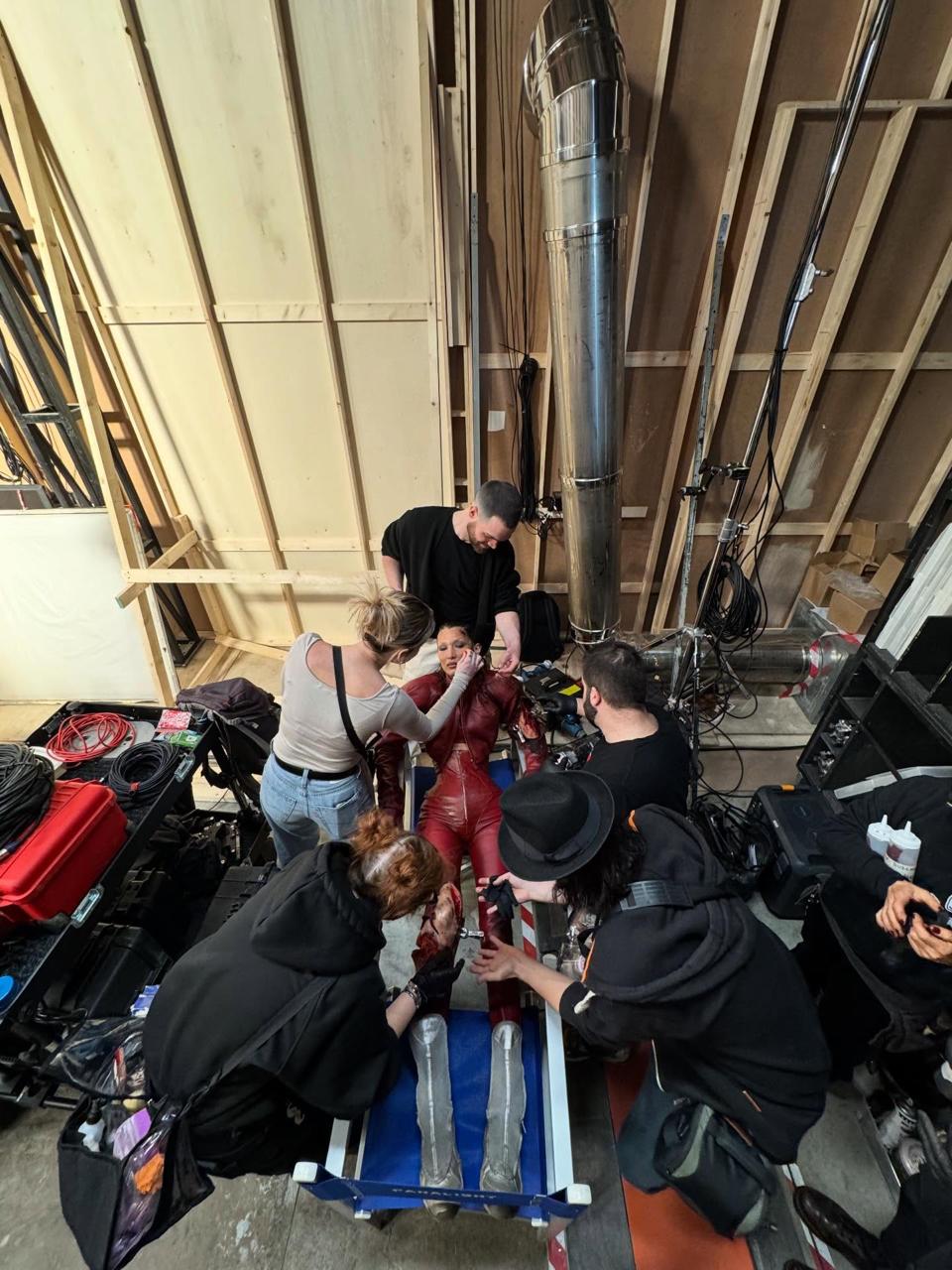 Белла Хадид показала кадры со съемок своего кинодебюта — модель приняла участие в сериале Райана Мерфи «Красота»