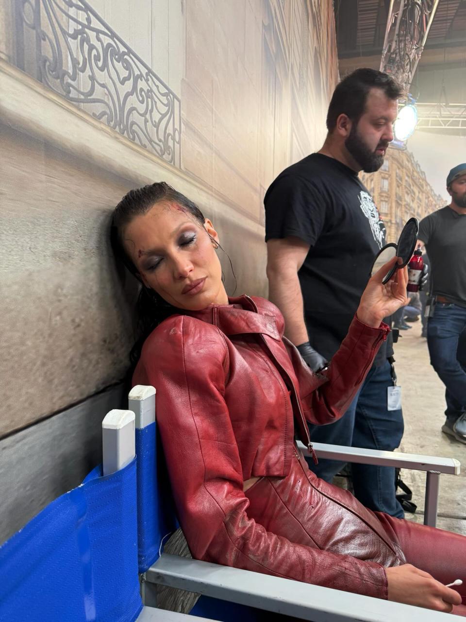 Белла Хадид показала кадры со съемок своего кинодебюта — модель приняла участие в сериале Райана Мерфи «Красота»