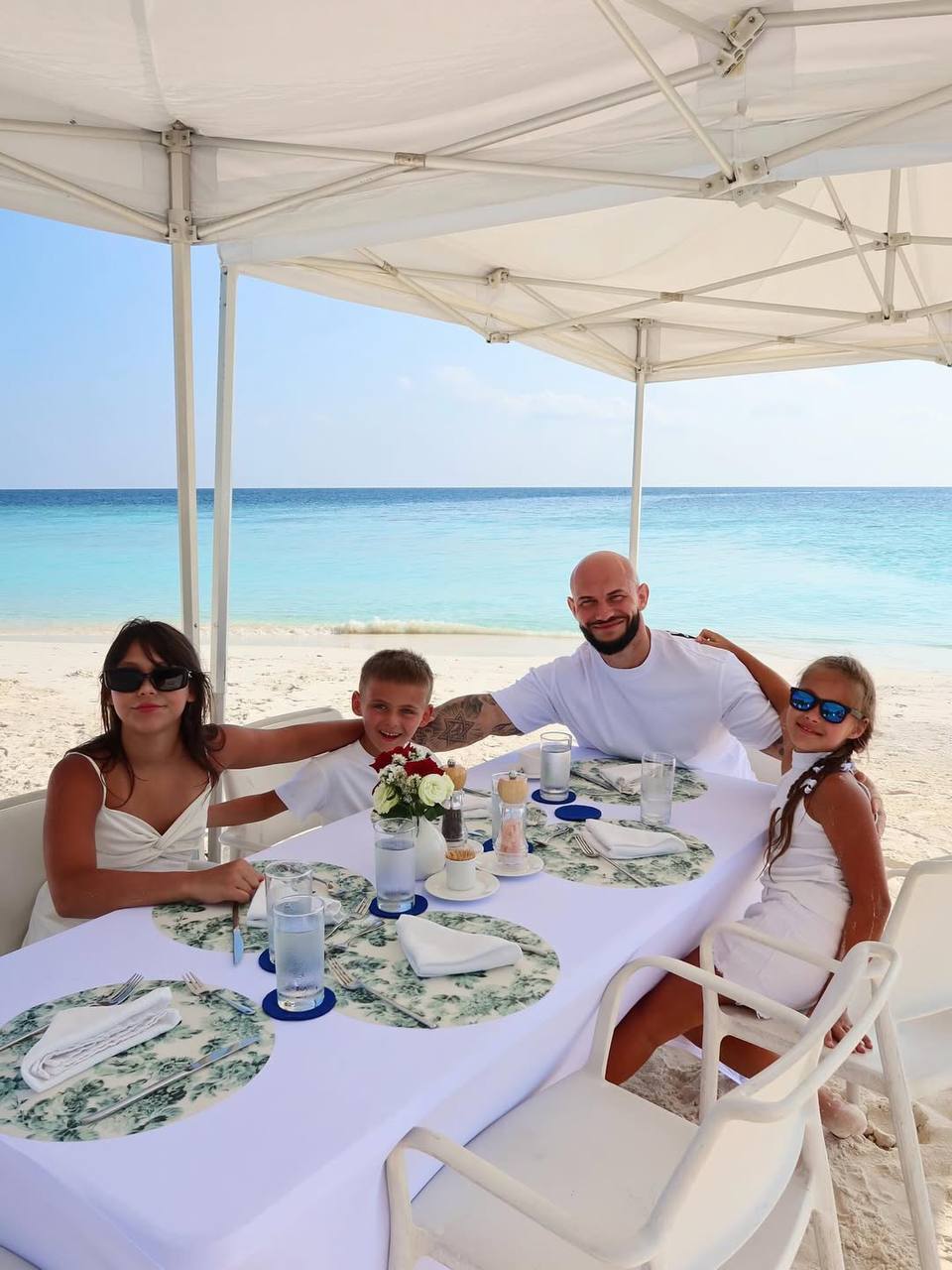 Джиган по традиции поделился семейной фотосессией с отдыха - они улетели на курорт впервые без Оксаны Самойловой