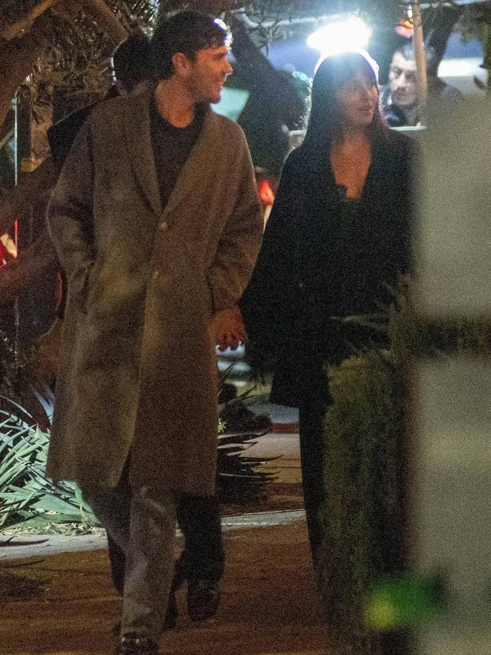 Дакота Джонсон и музыкант Такер Пиллсбери (известный под псевдонимом Role Model) были замечены во время свидания в ресторане