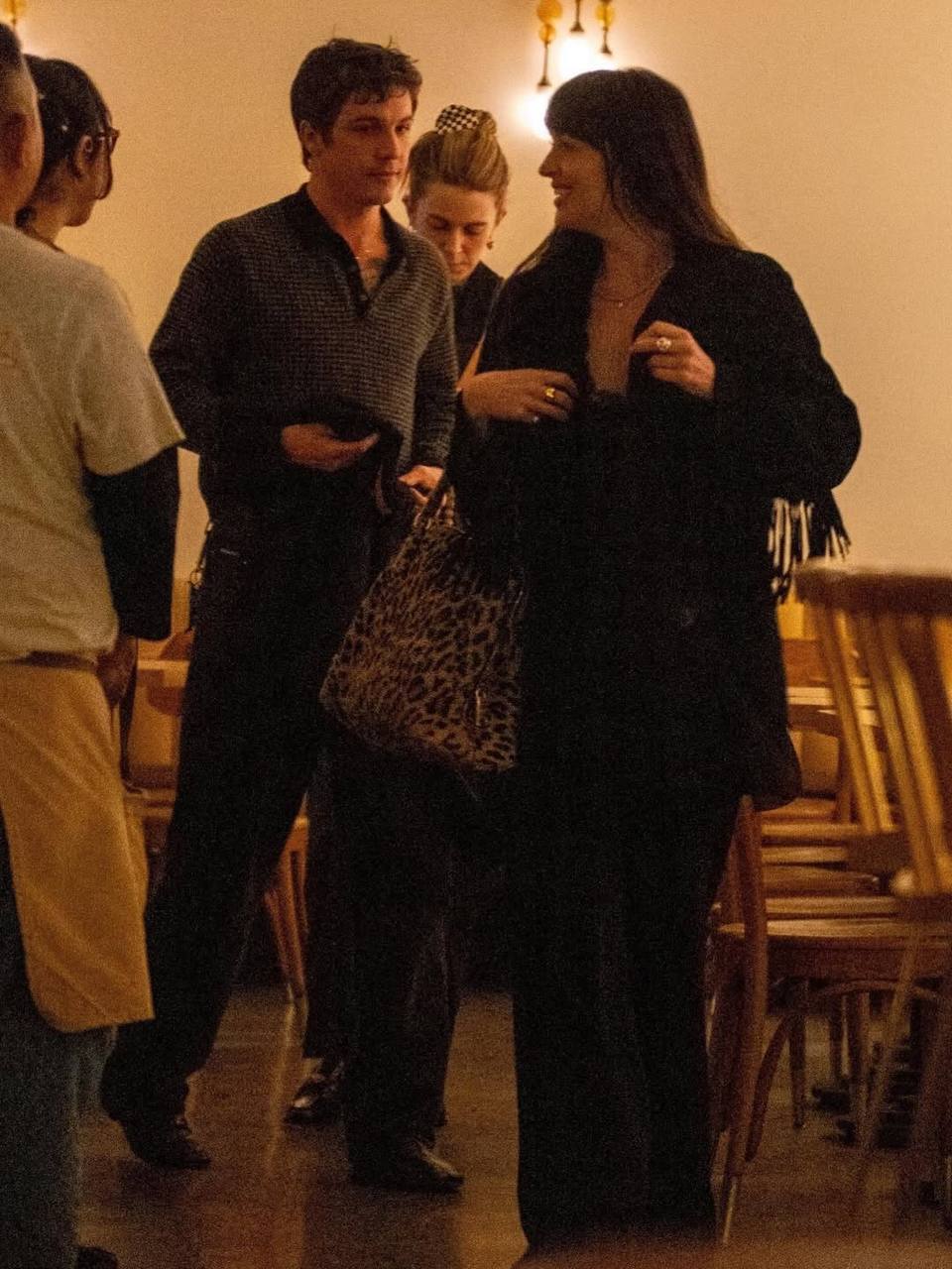 Дакота Джонсон и музыкант Такер Пиллсбери (известный под псевдонимом Role Model) были замечены во время свидания в ресторане