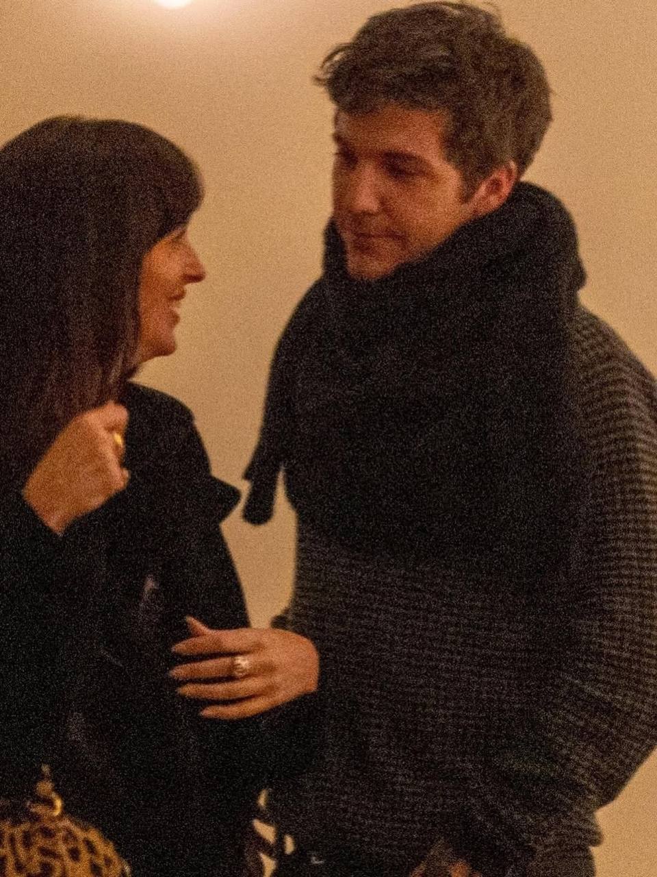 Дакота Джонсон и музыкант Такер Пиллсбери (известный под псевдонимом Role Model) были замечены во время свидания в ресторане