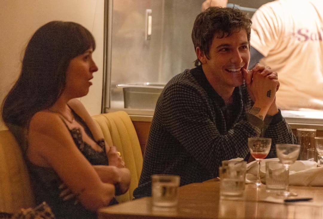 Дакота Джонсон и музыкант Такер Пиллсбери (известный под псевдонимом Role Model) были замечены во время свидания в ресторане