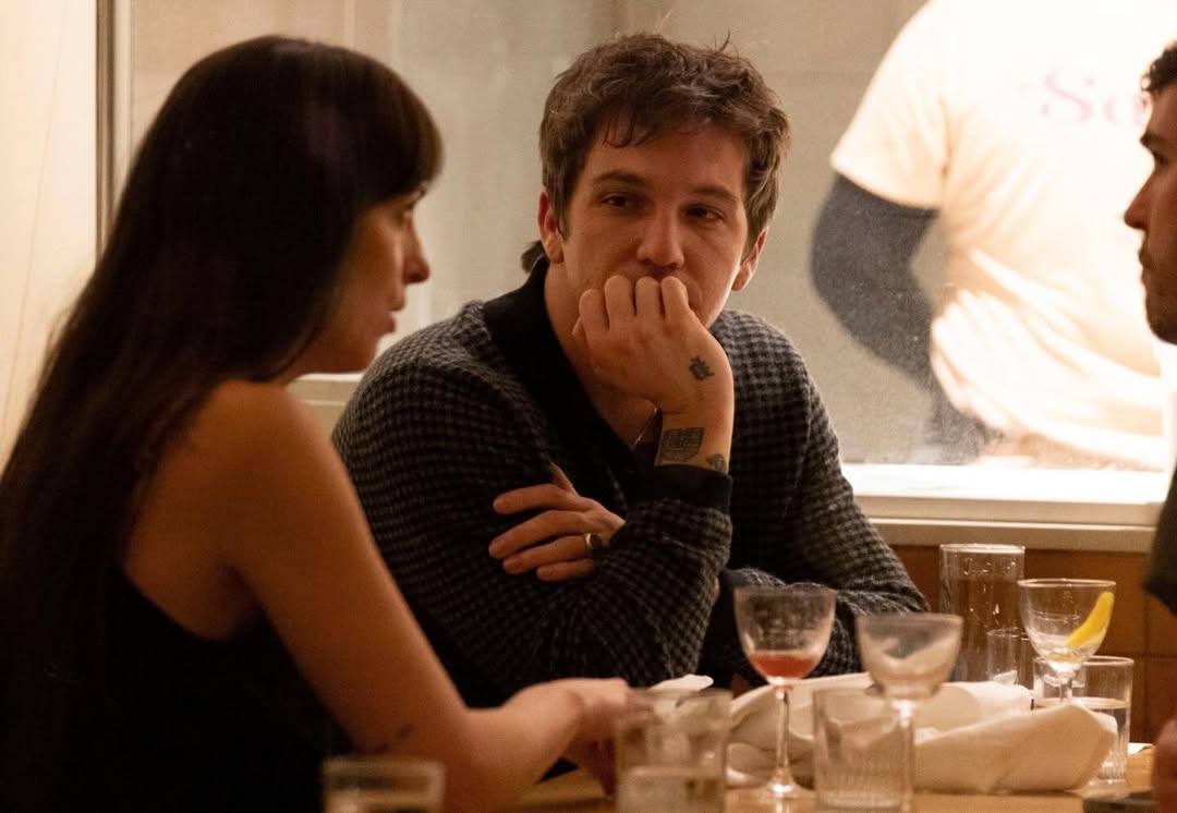 Дакота Джонсон и музыкант Такер Пиллсбери (известный под псевдонимом Role Model) были замечены во время свидания в ресторане