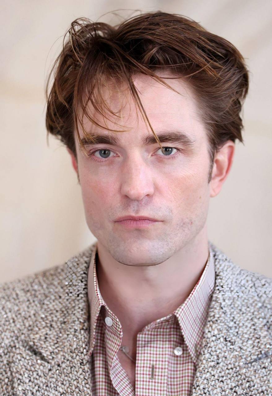 Роберт Паттинсон и Джейми Дорнан на показе мужской коллекции Dior в рамках Парижской недели моды