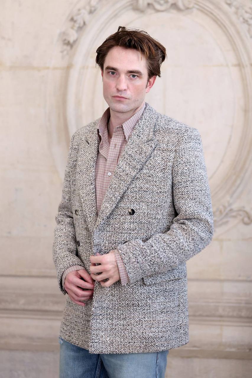 Роберт Паттинсон и Джейми Дорнан на показе мужской коллекции Dior в рамках Парижской недели моды