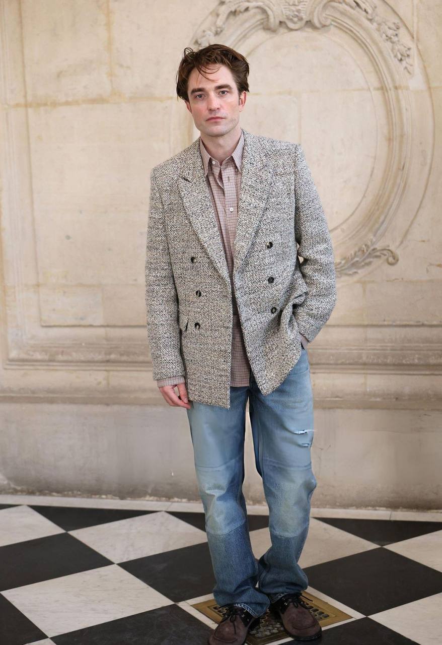 Роберт Паттинсон и Джейми Дорнан на показе мужской коллекции Dior в рамках Парижской недели моды