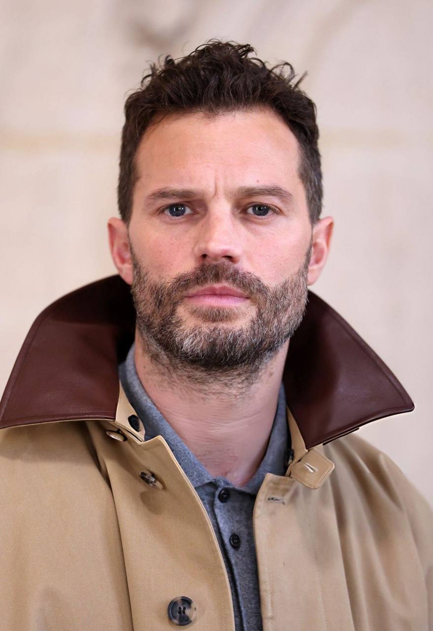 Роберт Паттинсон и Джейми Дорнан на показе мужской коллекции Dior в рамках Парижской недели моды