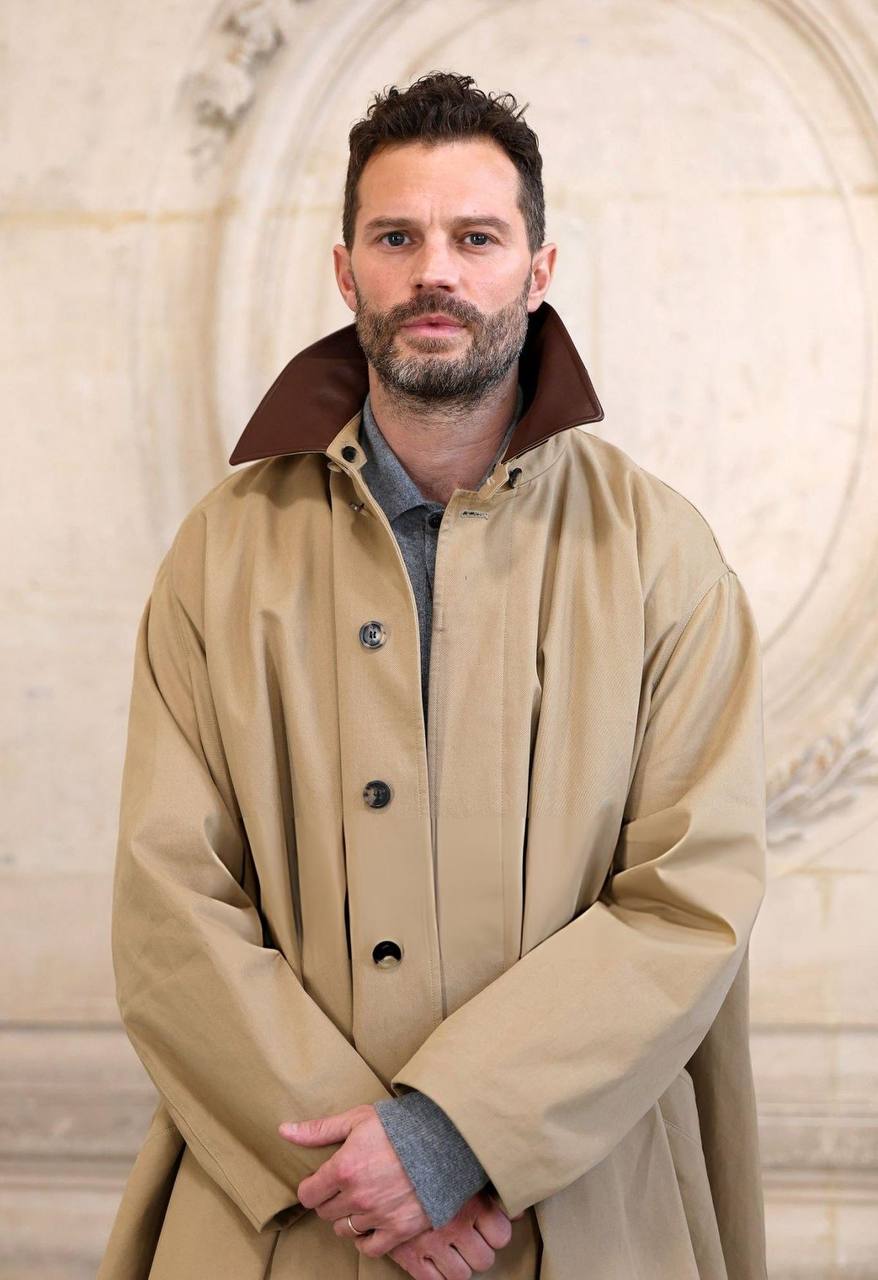 Роберт Паттинсон и Джейми Дорнан на показе мужской коллекции Dior в рамках Парижской недели моды