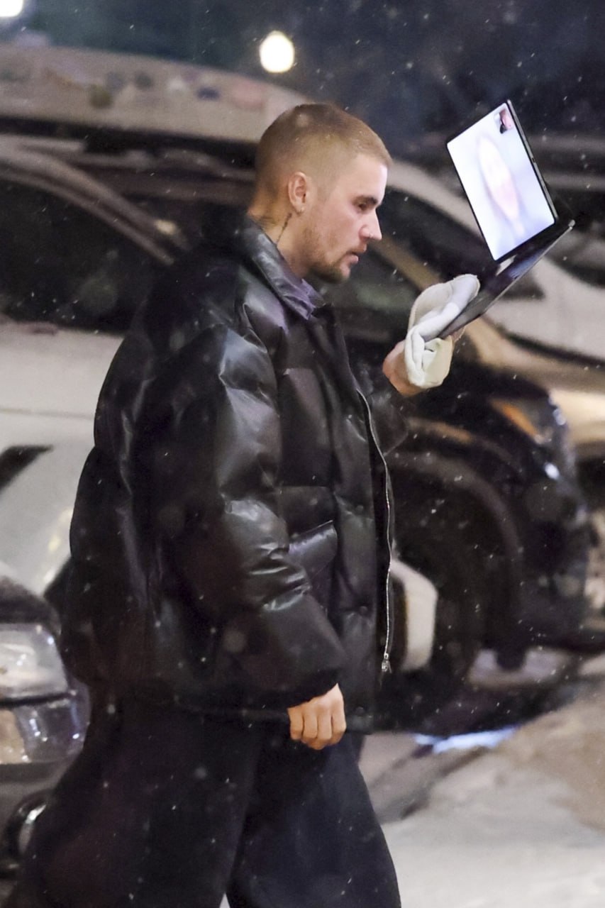 Если мужчина говорит, что ему сейчас неудобно говорить по видеосвязи, так как он на улице – покажите ему эти фото