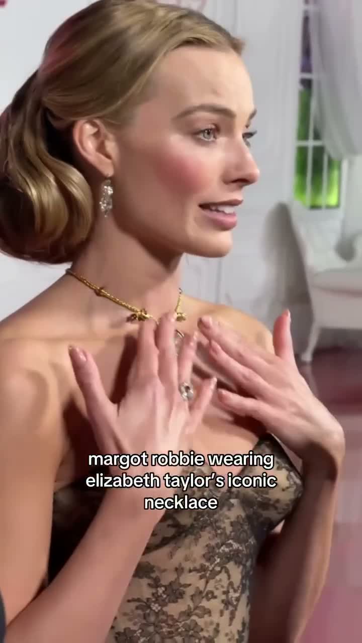 Рассмотрим поближе артефакт на шее Марго Робби ️