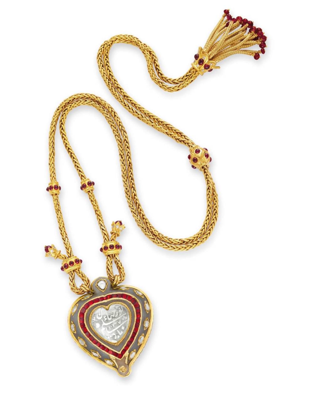 Рассмотрим поближе артефакт на шее Марго Робби ️