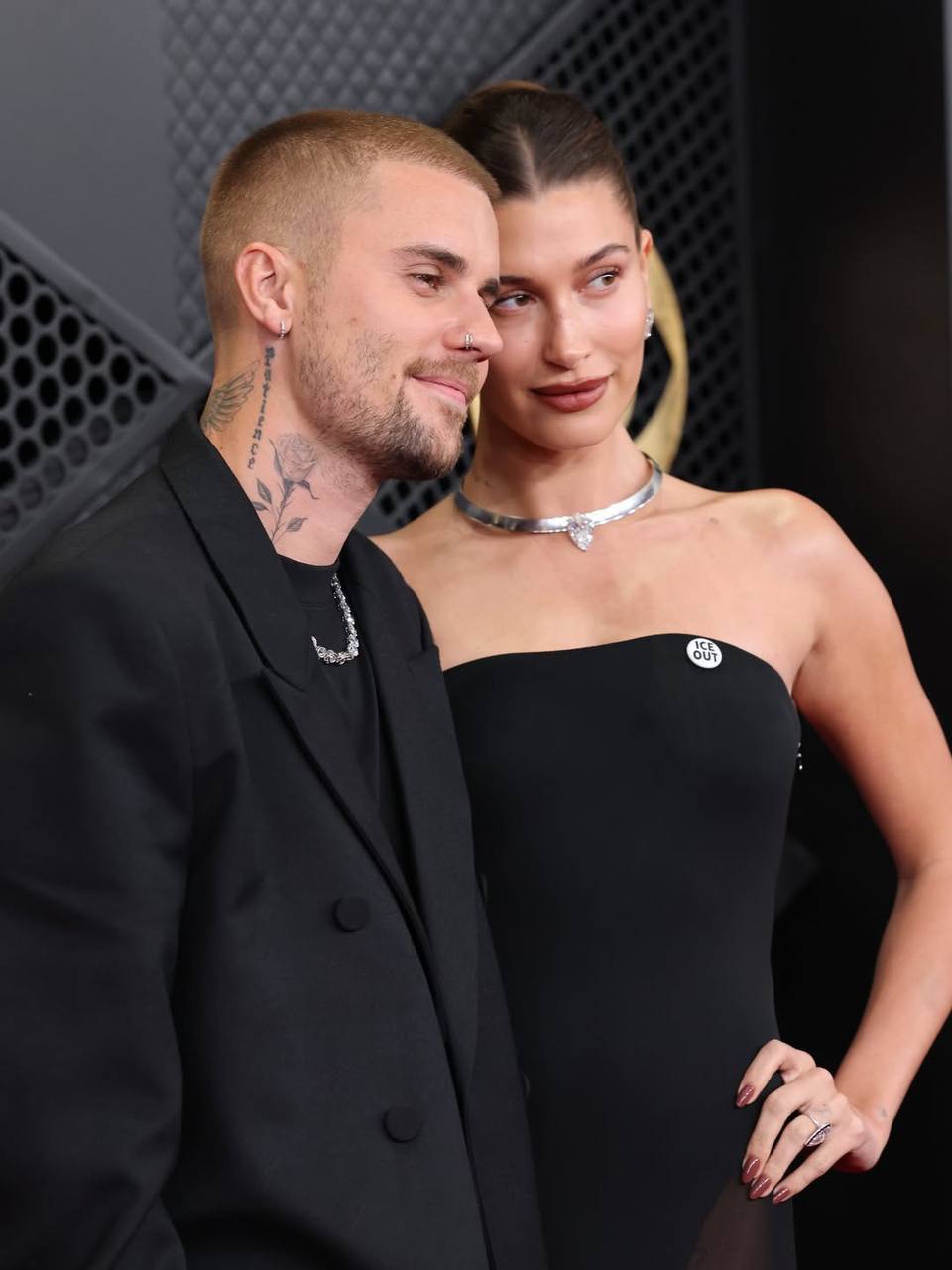 Джастин Бибер выступал на сцене Грэмми в одних трусах, чтобы показать всему миру новую татуировку