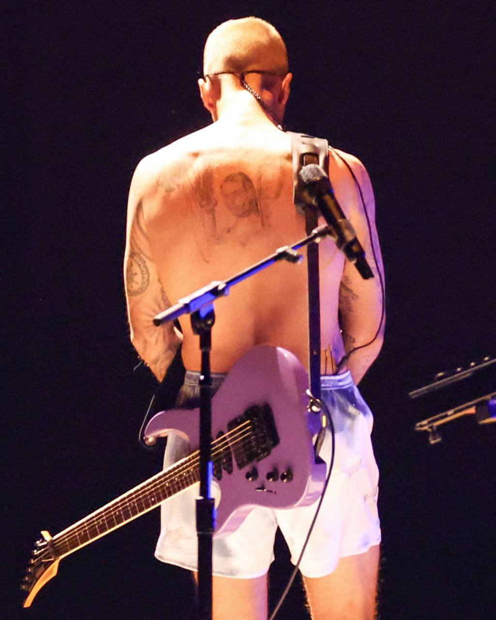 Джастин Бибер выступал на сцене Грэмми в одних трусах, чтобы показать всему миру новую татуировку