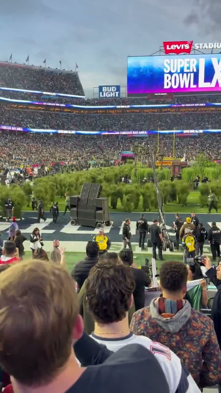 Бэд Банни использовал настоящих людей, замаскированных под кусты, во время своего выступления в перерыве Супербоула