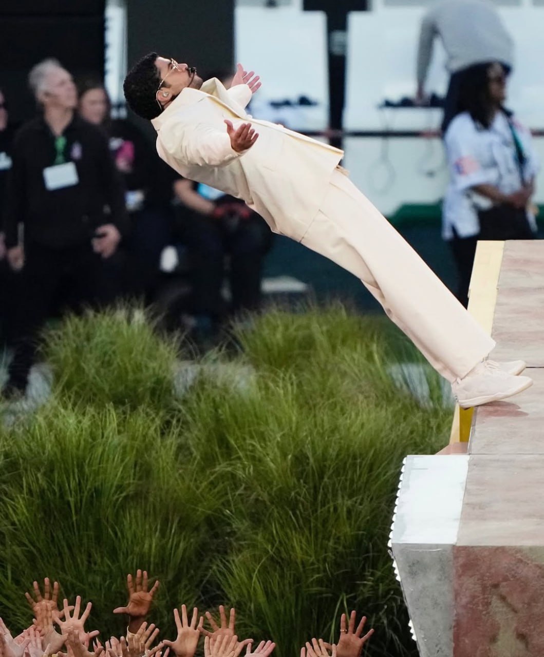 Бэд Банни использовал настоящих людей, замаскированных под кусты, во время своего выступления в перерыве Супербоула