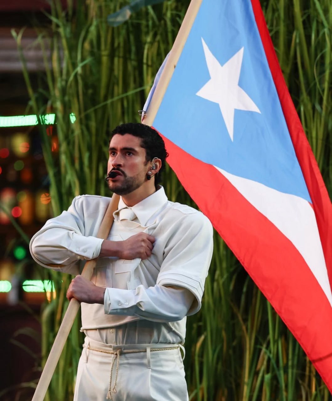 Бэд Банни использовал настоящих людей, замаскированных под кусты, во время своего выступления в перерыве Супербоула