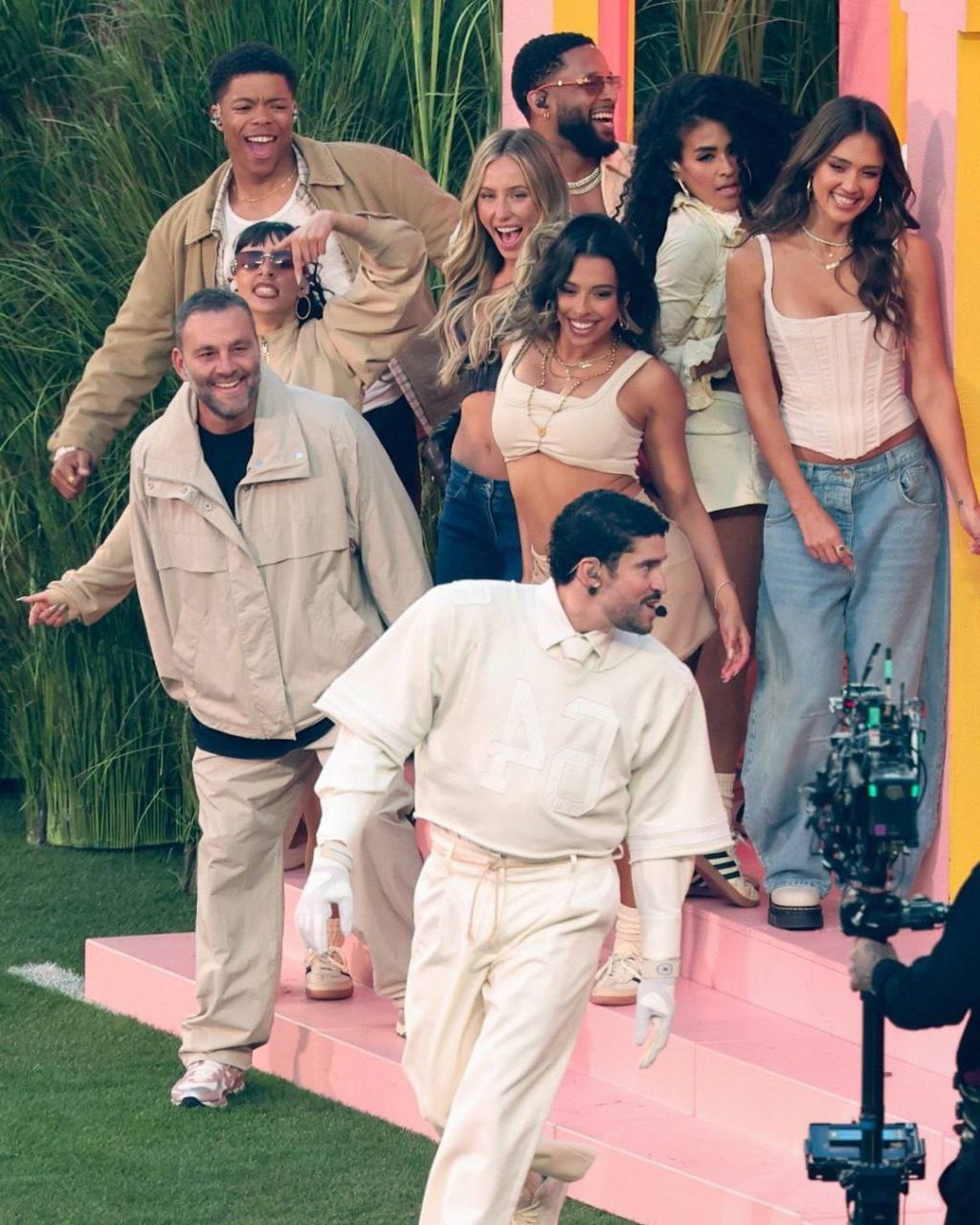 На Супербоуле вместе с Бэд Банни на сцену в перерыве поднялись Карди Би, Рики Мартин, Джессика Альба и Педро Паскаль