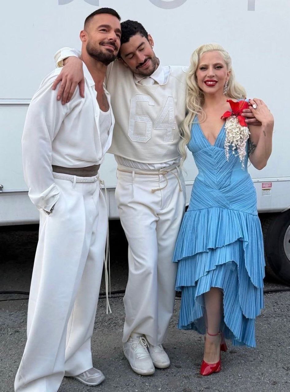 Bad Bunny, Рики Мартин и Леди Гага после выступления в перерыве Супербоула